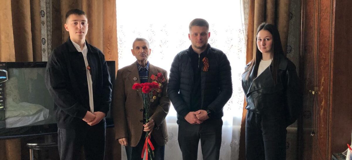 Спортсмены отделения бокса спортивной школы Сальского района навестили на дому ветеранов