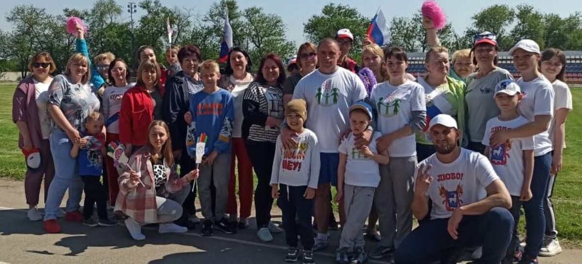 Любо, «Жемчужинка»: на стадионе «Локомотив» прошёл муниципальный этап конкурса «Папа, мама, я — спортивная семья»