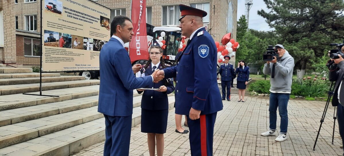 Парк сельхозтехники Сальского казачьего кадетского лицея пополнил новый комбайн «Акрос»
