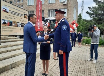 Парк сельхозтехники Сальского казачьего кадетского лицея пополнил новый комбайн «Акрос»
