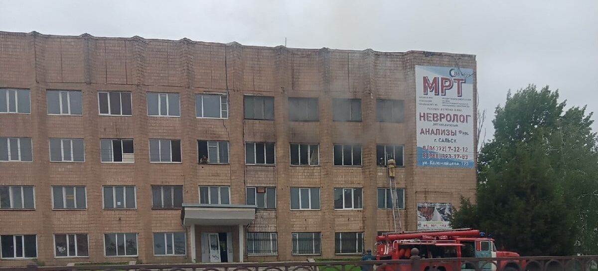 В Сальске, в центре города, загорелось аварийное четырёхэтажное здание