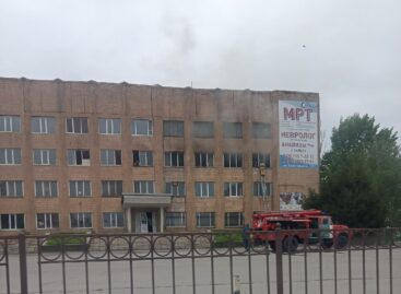В Сальске, в центре города, загорелось аварийное четырёхэтажное здание