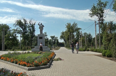 Плитку кладут и берегут все, что посажено. В парке Гиганта идет реконструкция