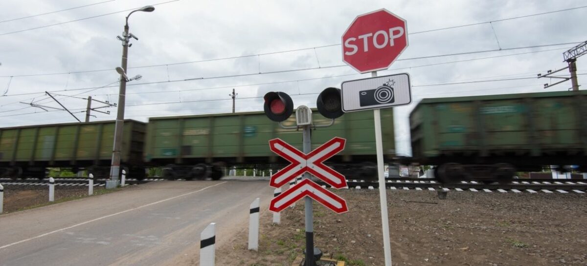 Начальник Сальской дистанции пути напоминает об осторожности на железнодорожных переездах