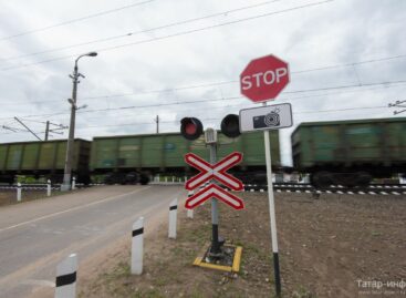 Начальник Сальской дистанции пути напоминает об осторожности на железнодорожных переездах