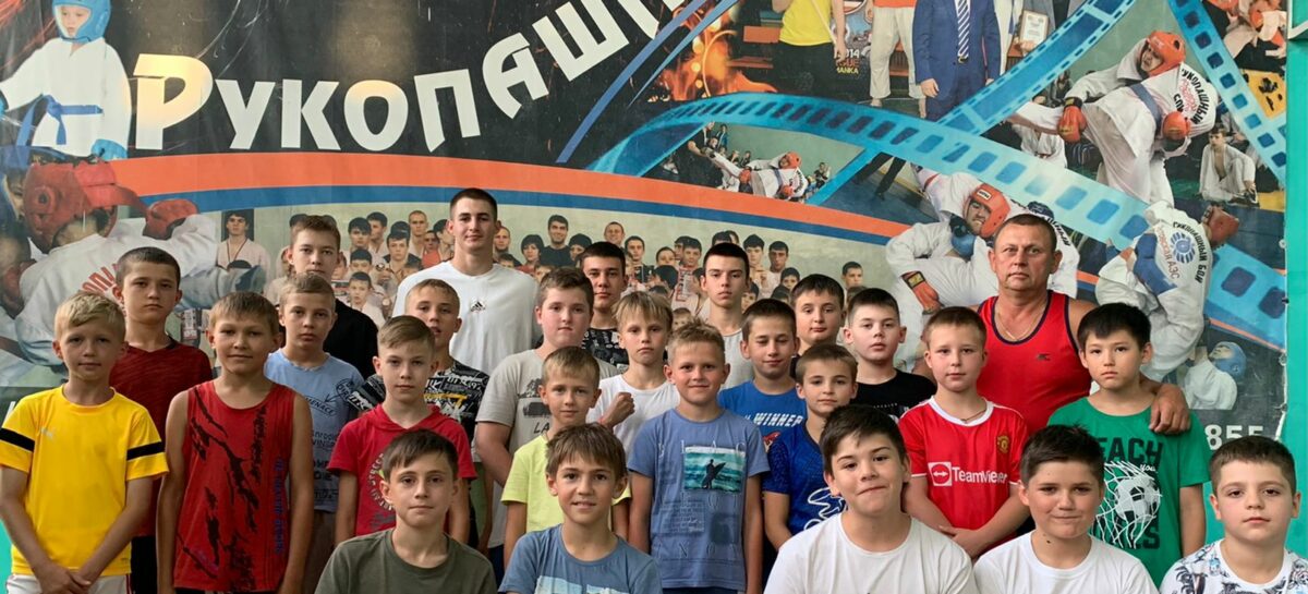 В гостях у «Бойца»: спортивный клуб посетил бывший воспитанник Денис Григоренко
