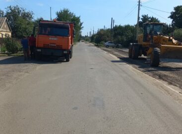 В Сальске начался ремонт автомобильных дорог и тротуаров