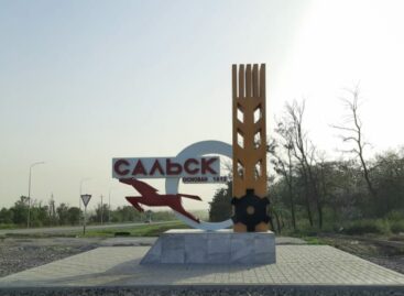 На въезде в Сальск со стороны Заречья отремонтировали стелу и благоустроили прилегающую к ней территорию