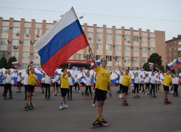 Гордо реет стяг страны: сальчане отметили День флага большим праздничным мероприятием