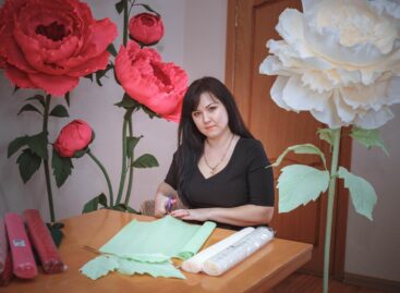 Украшает мир цветами: жительница Сальска мастерит необычные предметы интерьера