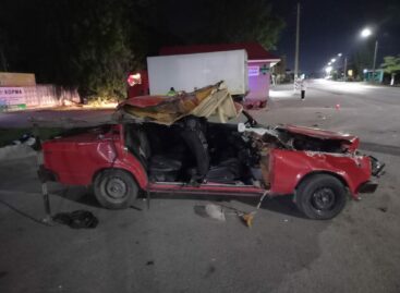 В Сальске, на улице Свободы, столкнулись ВАЗ и МАN