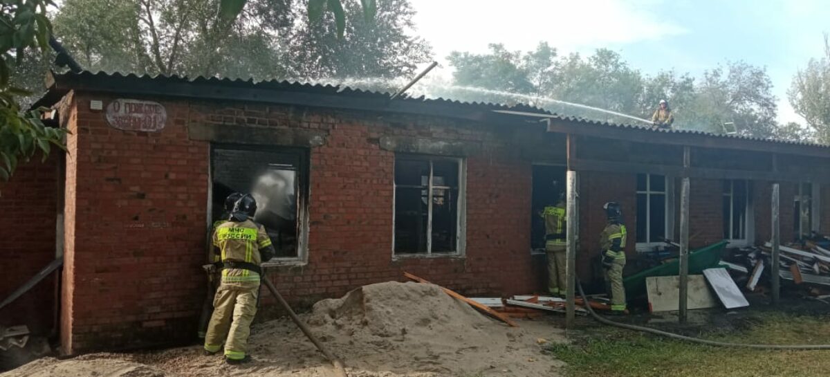 В Сальске, на Береговой, пожарные тушили подсобное помещение психдиспансера