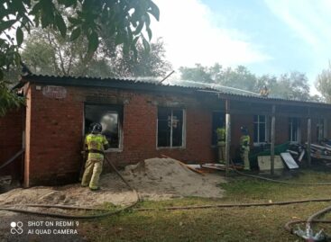 В Сальске, на Береговой, пожарные тушили подсобное помещение психдиспансера