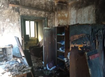 В Сальске возгорание в деревянной пристройке перекинулось на дом