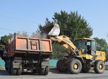 На улице Крупской в Сальске приступили к ремонту дороги