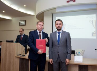 Глава региона отметил сотрудника МФЦ Сальского района