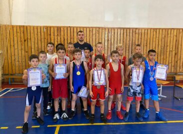 Победа борцов: в Усть-Донецке состоялся открытый межрайонный турнир