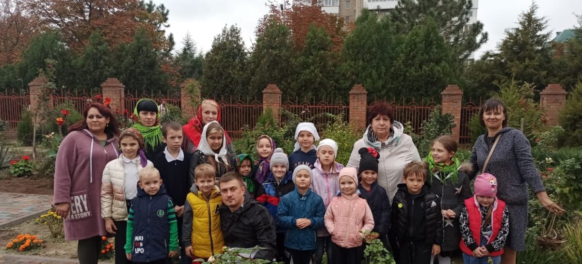 Обучающиеся, педагоги и родители начальной школы-детского сада № 21 приняли участие в благоустройстве территории Собора Кирилла и Мефодия.