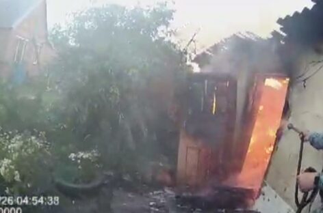 Могли взорваться: в Ростовской области полицейские вынесли из горящего дома 12 газовых баллонов