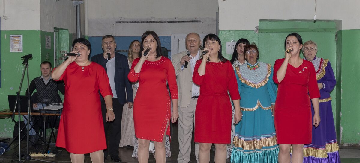 Артисты городского Дворца культуры Сальска поддержали сотрудников обувной фабрики, работающих по спецзаказу Министерства обороны