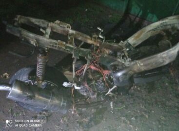 В Сальске около полуночи загорелся скутер