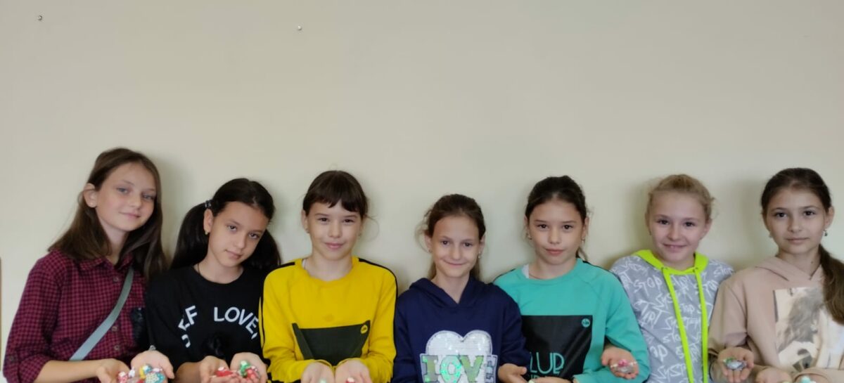 Юные сальские мастерицы делают обереги для бойцов спецоперации