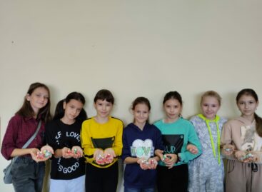 Юные сальские мастерицы делают обереги для бойцов спецоперации