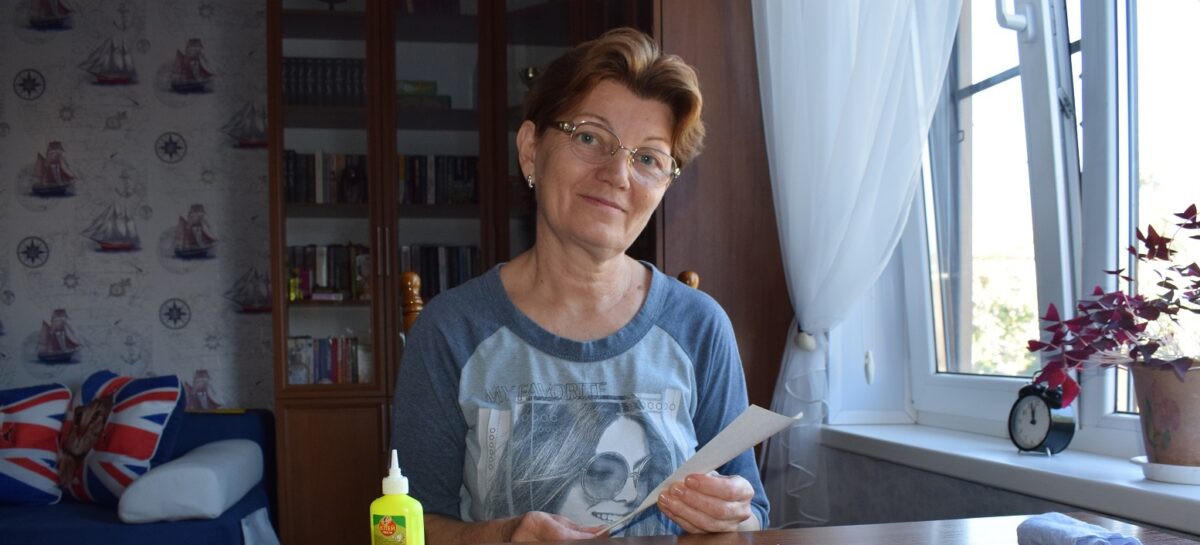 Плетёт свою мечту: интересный вид искусства развивает жительница Степного Кургана — плетение из бумаги