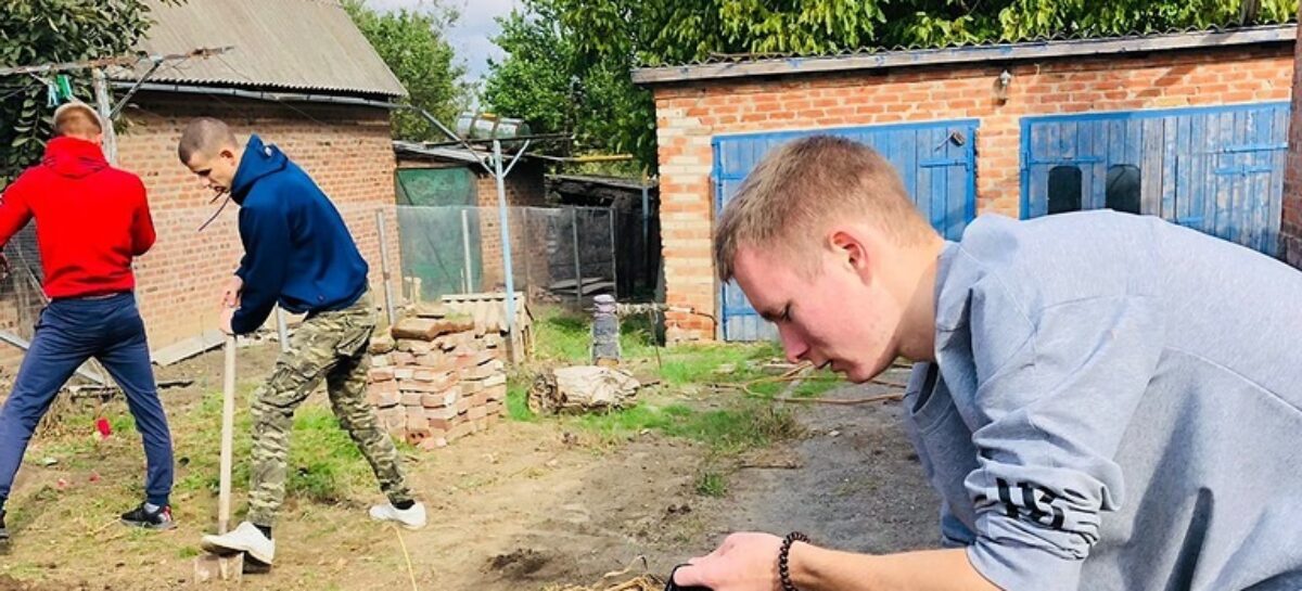Сальские студенты и школьники-волонтёры оказывают помощь инвалидам