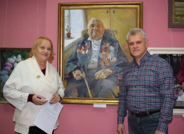 Сальский художник Сергей Мацкиев подарил музею им. В.К. Нечитайло портрет ветерана войны Николая Ивановича Сенченко
