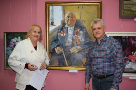 Сальский художник Сергей Мацкиев подарил музею им. В.К. Нечитайло портрет ветерана войны Николая Ивановича Сенченко
