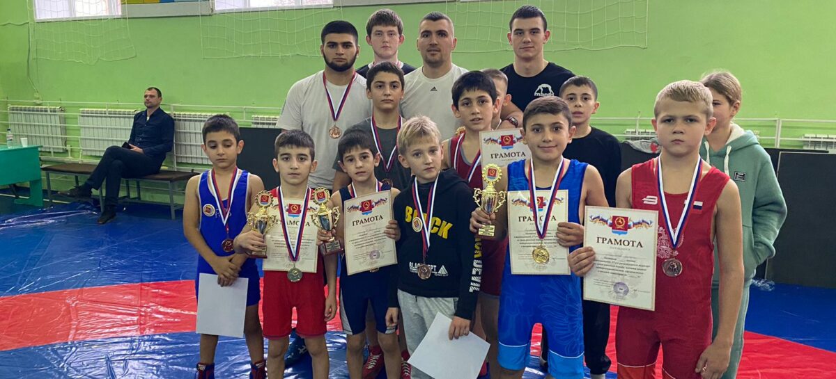 С победами из Орловского: сальские борцы приняли участие в межрегиональном турнире