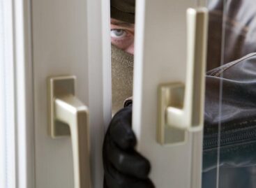 В Сальском районе арестован вор, который проникал в дома через окна