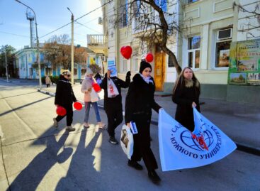 Студенты Сальского института Южного университета ИУБиП провели акцию в поддержку  детей с ограниченными возможностями здоровья.