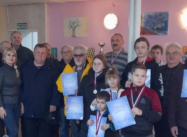 Предновогодние партии: в клубе «Белая ладья» парка культуры и отдыха прошёл открытый предновогодний блиц-турнир по шахматам