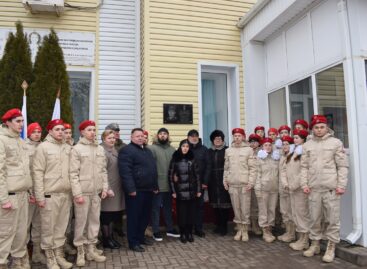 В школе № 3 открыли мемориальную доску в честь выпускника Аслана Магомедова, погибшего во время спецоперации на Украине