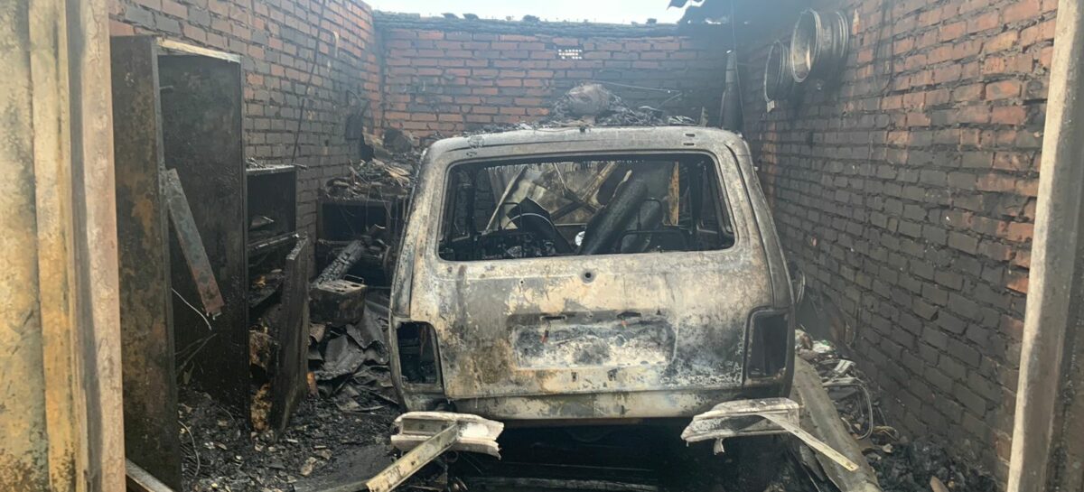 В Сальске, в гаражном кооперативе, произошёл пожар, в котором сгорела «Нива»