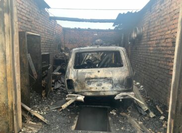 В Сальске, в гаражном кооперативе, произошёл пожар, в котором сгорела «Нива»