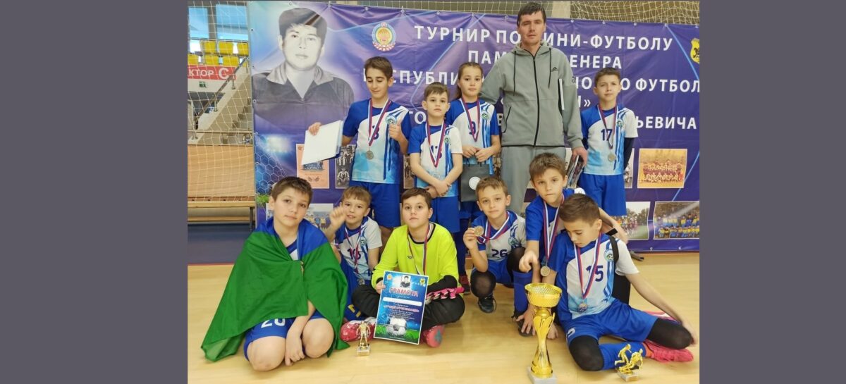 «Серебро» — у «Олимпика»: в Калмыкии прошёл турнир по мини-футболу памяти тренера Петра Котовщикова.