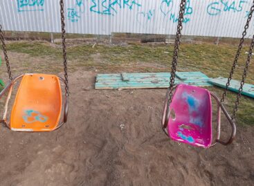 Администрация Сальского городского поселения в преддверии летнего сезона проводит плановый мониторинг детских площадок,