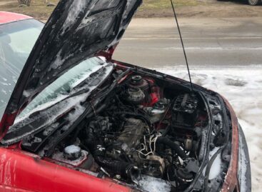 В Сальске во время движения по улице загорелась иномарка