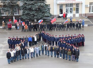 Память пылающих лет: акция с таким названием прошла на площади им. Ленина в Сальске