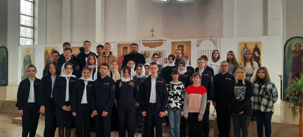 В праздник Сретения Господня настоятель собора Кирилла и Мефодия иерей Алексий (Каменцев) встретился с молодёжью