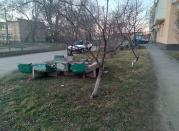 Жители МКД по ул. Ленина, 53, в Сальске интересуются, почему за углом их дома уже более двух лет стоят отслужившие свой срок лавочки