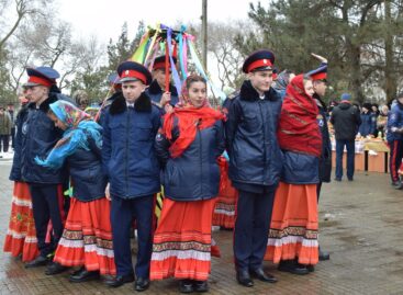 Даже дождь и сильный ветер не смогли испортить яркий праздник Масленицы в Сальском казачьем кадетском лицее