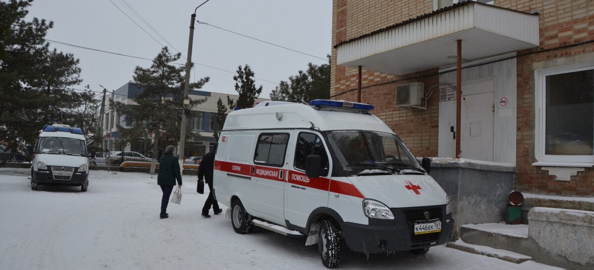 В Сальскую больницу привезли мужчину, которого в тамбуре поезда ударили ножом