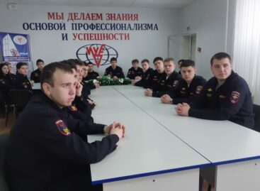 Студенты и преподаватели Сальского института Южного университета ИУБиП готовят посылку для наших бойцов, находящихся на передовой