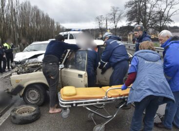 Пассажира «шестёрки» зажало в искорёженном автомобиле