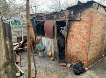 В Сальске ночью загорелся гараж