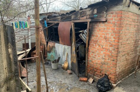 В Сальске ночью загорелся гараж
